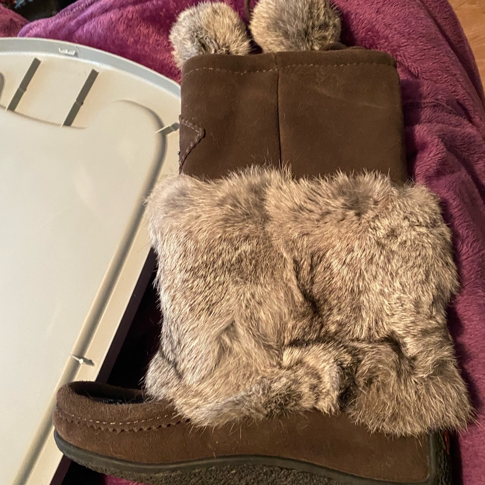 Soft Moc sz 7 ladies Mukluks worn twice. These are mint, leather with real fur.